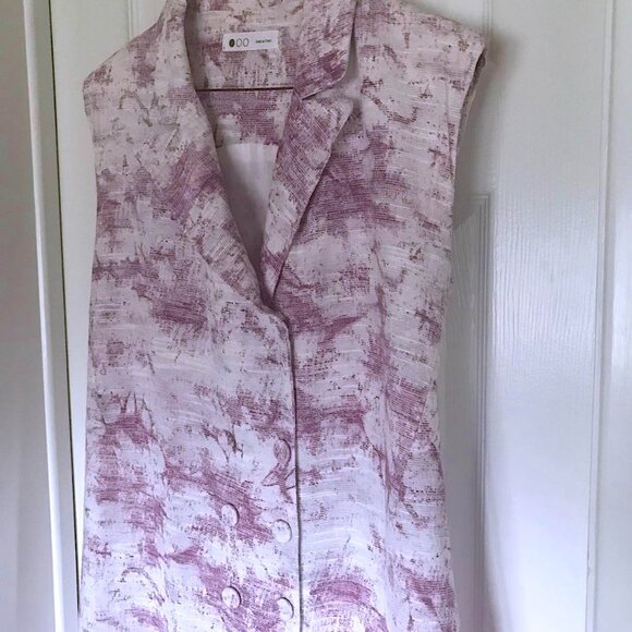 Cute Sleeveless Double Breasted Abstract Floral Vest in White and Purple - Picture 10 of 13